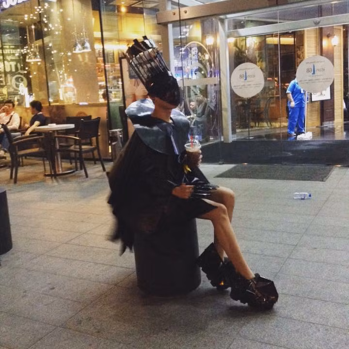 Việc ăn mặc khác người hoàn toàn không phải là ý thích nhất thời của Lê Xuân Vinh. Nếu có dịp ghé thăm trang cá nhân của anh chàng 9X này, các bạn trẻ sẽ có dịp "mở rộng tầm mắt" khi được chứng kiến nhiều bộ quần áo, trang phục thiết kế rất bá đạo, khác người và không rõ là theo phong cách gì. Bản thân Lê Xuân Vinh cũng có sở thích mặc những trang phục và đặc biệt là không ngại đến những nơi công cộng, chốn đông người, bất chấp những ánh mắt xăm soi, đôi khi là cả kỳ thị của những người xung quanh.