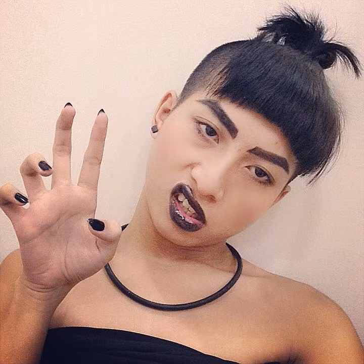 Được biết, dù chẳng giống ai và có tính cách cũng khá lập dị nhưng Lê Xuân Vinh cũng không bị gia đình ghét bỏ và cậu vẫn có khá nhiều người bạn thân. Trang cá nhân Vinh sử dụng cũng đang có gần 40 nghìn người theo dõi và trong số đó cũng có không ít người có cùng sở thích ăn mặc, thời trang giống như cậu.