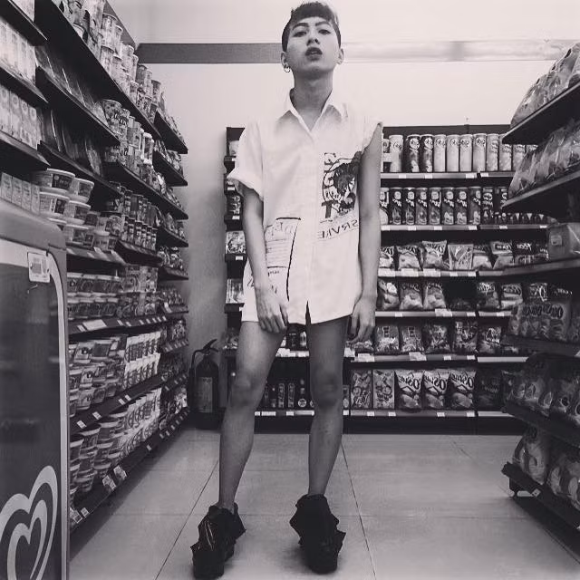 Lê Xuân Vinh chưa bao giờ sợ những lời dèm pha, chửi bới, những đánh giá không hay của người khác về bản thân cậu. Thậm chí trong bài phỏng vấn trên một trang tin giới trẻ, Lê Xuân Vinh còn khẳng định: "Những người ghét tôi, soi mói tôi thì mãi mãi họ vẫn đứng sau tôi. Nhưng tôi sẽ không bao giờ dòm ngó tới họ, tôi sẽ không trả lời một ai khi họ đang trêu chọc hay chửi bới mình. Tôi không sợ, và tôi không cần họ, vì họ không giúp ích gì được cho tôi cả".