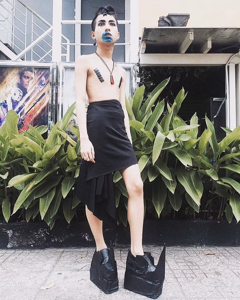 Không chỉ bị coi là "dị nhân", "sinh vật lạ" trên phố đi bộ, chàng trai trẻ tuổi này còn bị nhiều dân mạng cho là đang cố tình "chơi trội" để thu hút sự chú ý của mọi người, giúp cho bản thân trở nên nổi tiếng. Một bộ phận nhỏ dân mạng khác lại tỏ ra cẩn trọng hơn, chưa vội phán xét và cho rằng có thể chàng trai ăn mặc như vậy là để tham gia một chương trình, cuộc thi hóa trang nào đó hoặc cũng có thể là đang cosplay một nhân vật hoạt hình, truyện tranh.