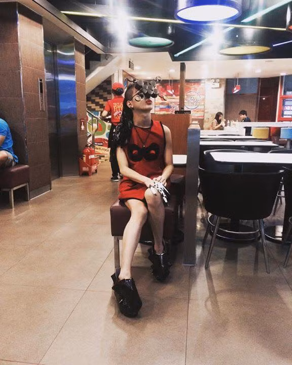 Bị quá nhiều người chỉ trích, nhưng mãi gần đây Lê Xuân Vinh mới chịu chia sẻ một vài thông tin và quan điểm của cậu về cách ăn mặc khác người này. Theo đó, Xuân Vinh thừa nhận bản thân là một fan cuồng của ca sĩ Lady Gaga - người nổi tiếng khắp thế giới với phong cách thời trang quái dị, nhiều thiết kế điên rồ đến mức "không thể tin nổi". Bị ám ảnh bởi những màn trình diễn của Lady Gaga, Xuân Vinh cũng mê luôn phong cách thời trang của ngôi sao âm nhạc Mỹ này từ bao giờ không hay.