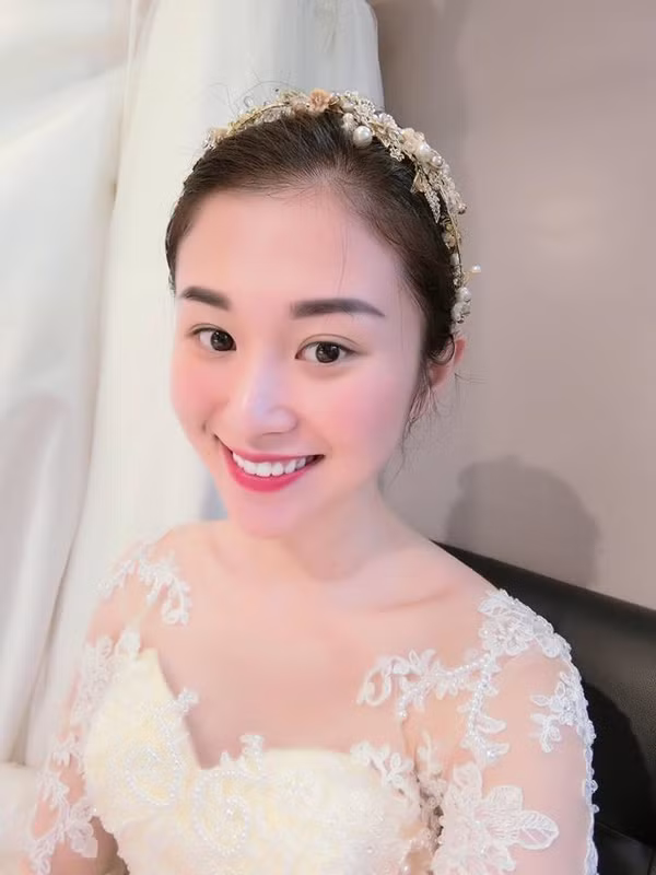 Phía bạn bè, người quen, những người yêu quý cặp đôi Quỳnh Trang, Hoàng Hà thì gửi rất nhiều lời chúc phúc đến cặp "trai tài – gái sắc" này. Ảnh trong bài: Facebook nhân vật.