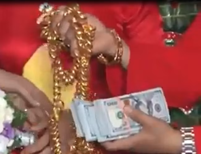 Không chỉ tặng vàng, gia đình cô dâu trẻ còn cho 2 con 5 cọc tiền đô la với giá trị 500.000 USD. Sau màn trao quà hồi môn, đồng loạt những tiếng vỗ tay trong phòng vang lên chúc mừng đôi vợ chồng trẻ. Nhiều người cũng không tiếc lời khen ngợi về độ hào phóng của gia đình nhà gái.