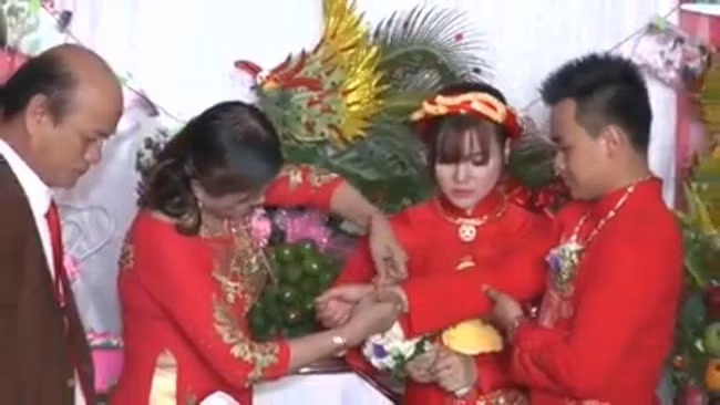 Trong đoạn video, bố cô dâu đã ngậm ngùi phát biểu trước quan viên hai họ với nội dung rất ngắn gọn: “Nhân việc con gái đi lấy chồng, cha mẹ cho cháu một chút vốn để làm ăn”, liền sau đó là hộp trang sức, có rất nhiều vòng cổ, vòng tay đeo cho cả cô dâu và chú rể.