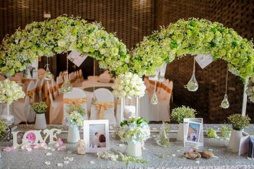 Ảnh cưới cô dâu và chú rể được trưng bày tinh tế và bắt mắt.