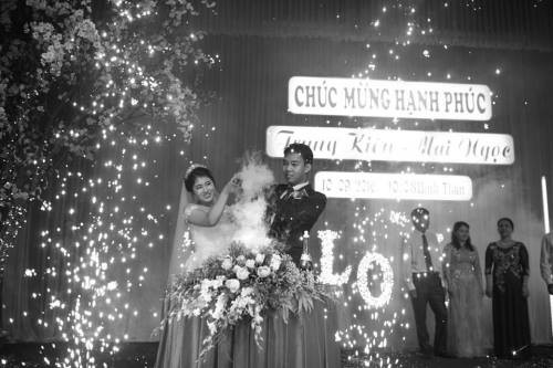 Cô dâu Mai Ngọc và chú rể Trung Kiên hạnh phúc trong ngày hôn lễ.