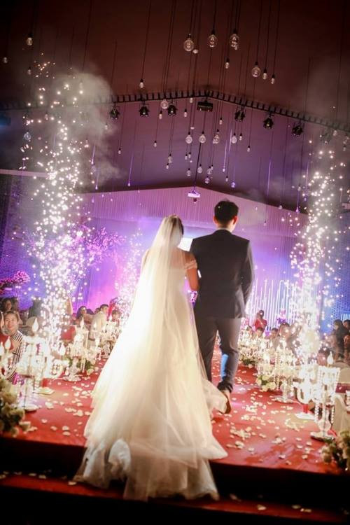 Giây phút cô dâu và chú rể bước vào lễ đường được mọi người vỗ tay chúc mừng.