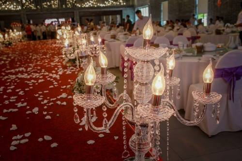 Số lượng khách mời đông tấp nập, bàn tiệc cũng trang trí bằng ánh đèn pha lê, ấm cúng, thanh lịch…