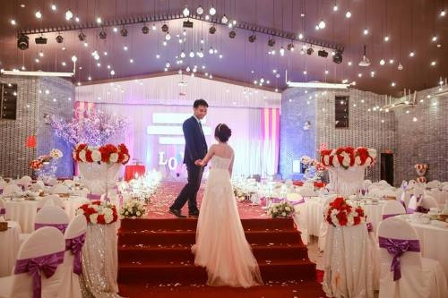 Tuy địa điểm tổ chức tiệc cưới so với một số đám cưới nổi tiếng trong thời gian qua vẫn chưa thể sánh bằng nhưng xét trên mặt bằng chung thì chúng vẫn làm cho nhiều cô dâu bình thường cảm thấy ghen tỵ.