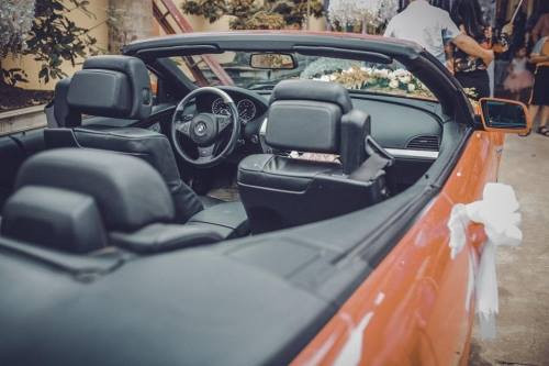 Toàn bộ xe ô tô rước dâu đều là của gia đình hai bên, thậm chí số xe còn có thể đông hơn nữa nhưng do muốn tránh đi lại vất vả, nhà trai đã phải thuê thêm 1 xe 45 chỗ. Chiếc xe mui trần mà chú rể sử dụng để đón dâu thuộc hãng BMW có giá trị lên đến cả chục tỷ.