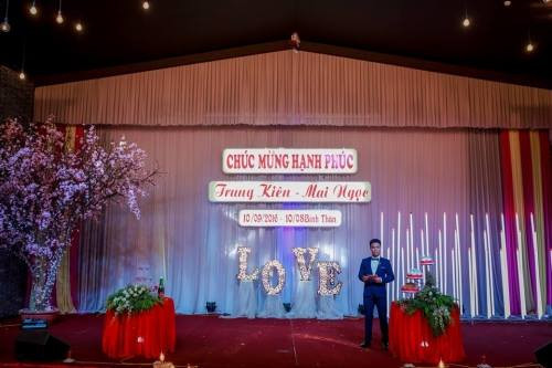 Không chỉ thể hiện đẳng cấp ở dàn xe đón dâu, bên trong khách sạn tổ chức tiệc cưới của Trung Kiên và Mai Ngọc cũng được trang hoàng lung linh đủ thấy gia thế của cả hai nhà đều không phải người bình thường.