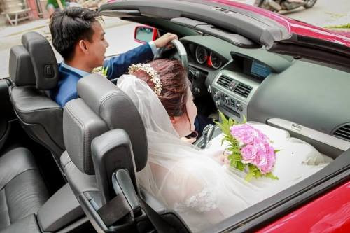 Được biết, cô dâu và chú rể trong câu chuyện trên là Nguyễn Mai Ngọc và Nguyễn Trung Kiên. Đôi vợ chồng đều sở hữu ngoại hình nổi bật và có gia thế siêu khủng. Chồng của cô dâu 9X đang làm Phó Giám đốc một công ty chi nhánh ở Hà Nội, gia đình chồng đã làm trong ngành xây dựng lâu năm.