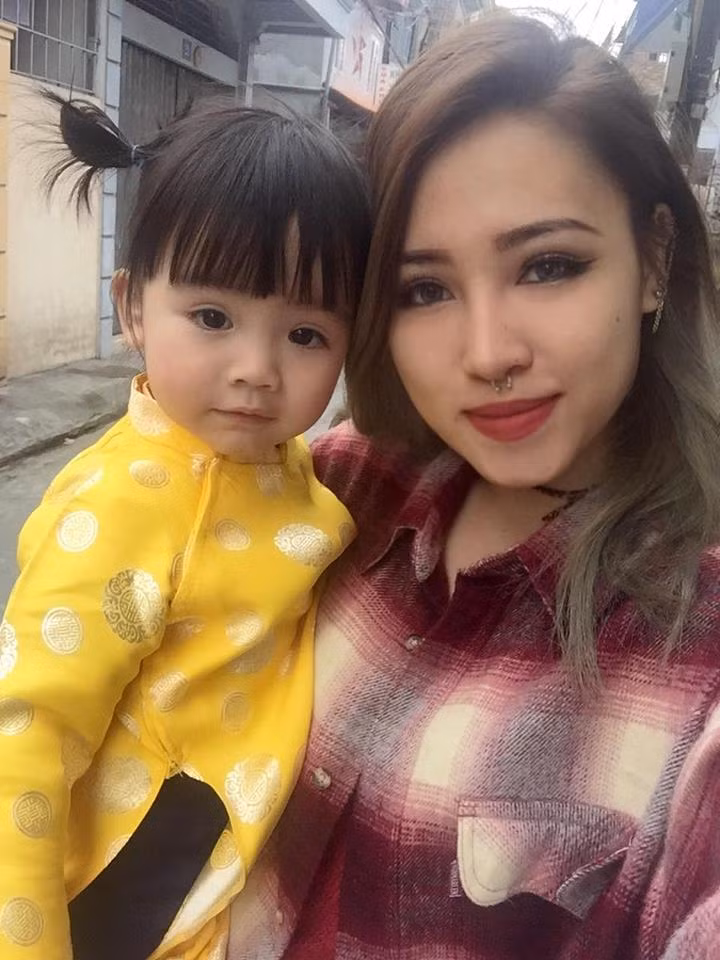 Hai chị em xinh xắn thường bị hiểu lầm là mẹ con nhưng Minh Phượng không hề cảm thấy buồn và xấu hổ.