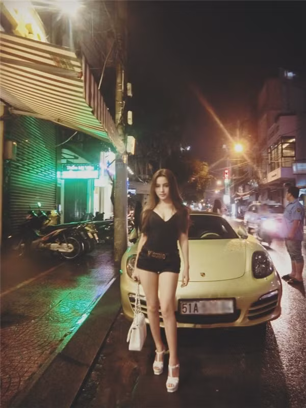 Dù rất kín tiếng và đã không còn có những hoạt động nghệ thuật nữa nhưng với cuộc sống và sự giàu có, cũng như sắc đẹp càng ngày càng ấn tượng của mình, Huyền Baby vẫn là một nhân vật nhận được sự quan tâm của đông đảo công chúng. Ảnh trong bài: Facebook nhân vật.