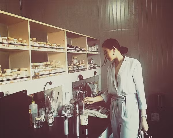 Việc liên tục đi du hí khắp thế giới của Huyền Baby đủ cho thấy rằng cô được chồng hậu thuẫn, yêu chiều đến mức độ nào. Đặc biệt, anh Quang Huy còn tạo điều kiện cho vợ đi học tập, nghiên cứu ở nước ngoài. Tháng 8 vừa qua, Huyền Baby sang Hàn Quốc để du học về ngành mỹ phẩm và đích thân anh Quang Huy đã hỗ trợ, hộ tống cô trong suốt chuyến đi, thời gian học tập này.