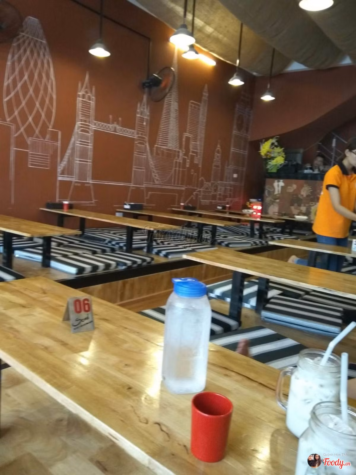 Về mặt kinh doanh, vụ việc vừa qua đã khiến quán mỳ cay nổi tiếng trên phố Yên Lãng bị thiệt hại lớn. Không chỉ nhiều đồ dùng bị hư hỏng mà thông tin về vụ ẩu đả còn khiến quán bị giảm lượng khách vào những ngày hôm sau. Ảnh trong bài: Beat/Foody.