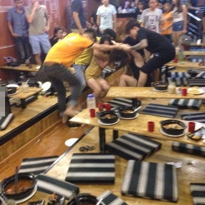 Tối 10/9 dân mạng Việt xôn xao trước thông tin, hình ảnh về vụ gái xinh đại chiến trong quán mỳ cay nổi tiếng ở Hà Nội. Cảnh hai cô gái trẻ, ăn mặc gợi cảm lao vào đánh đấm, túm tóc nhau trong khung cảnh hỗn loạn trong quán ăn làm rộ lên rất nhiều đồn đoán về nguyên nhân cũng như hậu quả của vụ ẩu đả này. Sự việc xảy ra nghiêm trọng đến mức các cơ quan chức năng đã phải vào cuộc làm việc, điều tra và giải quyết, đồng thời ghi nhận rất nhiều tình tiết phức tạp.