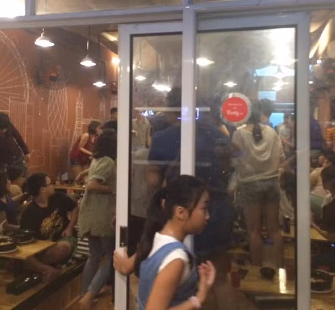 Do quán mỳ cay nằm trên phố Yên Lãng, Đống Đa này là một điểm đến mới nổi, nên ban đầu, một số dân mạng còn lầm tưởng đây là một chiêu trò gây chú ý. Chỉ đến khi báo chí đưa thông tin rằng các cơ quan chức năng, lực lượng công an phường Trung Liệt đã đến để giải quyết thì họ mới tin rằng đây là một vụ ẩu đả thực sự. Vào theo thông tin từ VTC News, dựa vào những trả lời của đại diện công an phường Trung Liệt, thì vụ ẩu đả tại quán mỳ cay vừa qua có rất nhiều tình tiết phức tạp, đặc biệt là khi cả hai cô gái đều gọi người nhà đến để "giải quyết".