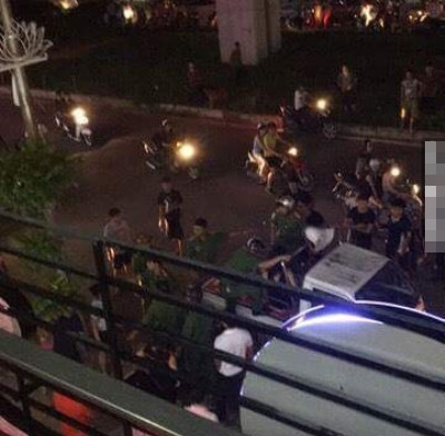 Theo một số nhân chứng là khách đến ăn mỳ cay kể lại, người nhà của hai cô gái đều khá hùng hổ, quyết liệt. Họ không cho bất kỳ ai can ngăn hai cô gái, thậm chí còn quát, chửi oan cả những người can ngăn và nhân viên quán. Ngoài ra, vụ ẩu đả giữa hai cá nhân còn khiến rất nhiều người ngoài cuộc chịu phiền phức oan, nhiều vị khách bị đổ mỳ vào chân, bị cốc chén, bát đũa ném vào người. Vụ việc còn thu hút người dân khu vực kéo đến xem gây ra cảnh ùn tắc, ảnh hưởng đến giao thông trên tuyến phố Yên Lãng, Thái Hà.