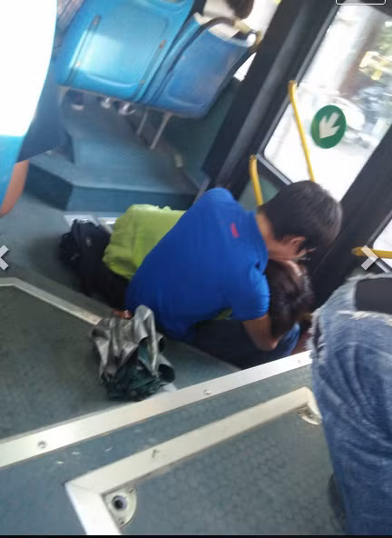 Doi trai gai dong “canh nong” tren xe buyt gay phan no