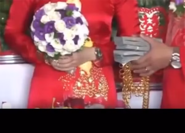 N.H cho biết, đám cưới của cô đã diễn ra từ hơn 1 tháng trước và số tiền của hồi môn lên đến 11 tỷ đồng cũng được cô dâu xác nhận là có. Tuy nhiên mọi thứ diễn ra hoàn toàn không như theo con mắt của số đông dân mạng, gia đình của cô dâu, chú rể cũng không mượn màn trao của hồi môn đó để chứng tỏ độ giàu có hay để ra oai với bất kỳ ai. Cả gia đình đều không có ý định khoe clip trao của hồi môn đó lên mạng.