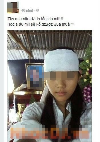 Đeo khăn tang, chụp ảnh check-in trong đám ma người thân dường như cũng từng là một phong trào trên Facebook Việt. Bất kể là đám tang bố, mẹ, ông, bà, họ hàng... nhiều thanh niên, nam nữ vẫn có thể đứng trước di ảnh người đã khuất để "tự sướng" sau đó đăng ảnh lên Facebook với những dòng status sống ảo. Tất cả đều có chung số phận là hứng cả một trận mưa gạch đá, chỉ trích của dân mạng sau đó.