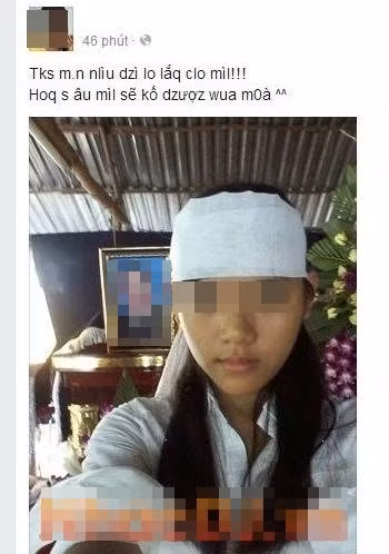 Đeo khăn tang, chụp ảnh check-in trong đám ma người thân dường như cũng từng là một phong trào trên Facebook Việt. Bất kể là đám tang bố, mẹ, ông, bà, họ hàng... nhiều thanh niên, nam nữ vẫn có thể đứng trước di ảnh người đã khuất để "tự sướng" sau đó đăng ảnh lên Facebook với những dòng status sống ảo. Tất cả đều có chung số phận là hứng cả một trận mưa gạch đá, chỉ trích của dân mạng sau đó.