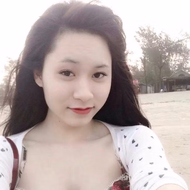 Lệ Huyền kể rằng, trước đây cô hoàn toàn không thấy mình xấu xí, chỉ vì thấy mũi hơi thấp, cằm hơi chẻ, ngắn... cộng thêm mong muốn thay đổi để cuộc sống, tình cảm, công việc có được tác động tích cực nên cô đã quyết định đi làm phẫu thuật thẩm mỹ. Trước khi làm mặt, cô gái 9X cũng đã tìm hiểu rất nhiều, tính toán kỹ lưỡng rồi mới quyết định. Chính việc tìm hiểu sâu này đã khiến Lệ Huyền từng có lúc rơi vào trạng thái "nghiện thẩm mỹ".