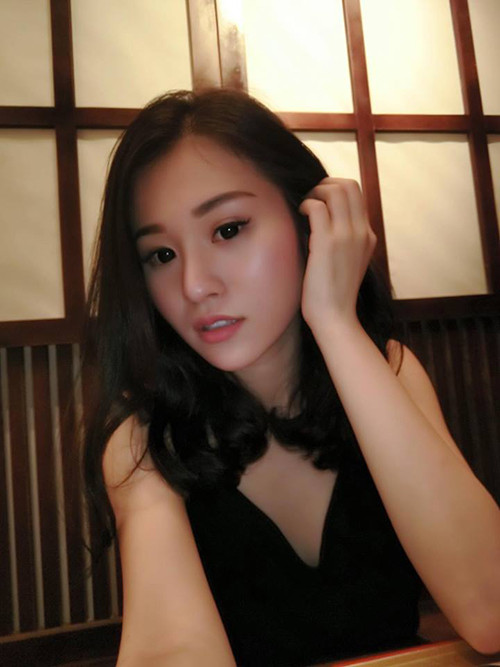"Hot girl công sở" Quỳnh Trang vẫn rất bình tĩnh, kiệm lời dù bản thân đang đứng giữa "tâm bão" tranh cãi của cộng đồng mạng và cô cũng là nhân vật bị chỉ trích nhiều hơn cả. Quỳnh Trang hiện vẫn tập trung vào công việc của mình và không có bất kỳ động thái nào để thể hiện quan điểm cá nhân về những gì đã xảy ra, càng không bận tâm tới những lời nhận xét phiến diện từ nhiều dân mạng.