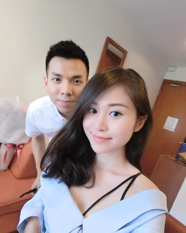 Bạn trai, người cầu hôn Dương Quỳnh Trang là Hoàng Hà, năm nay 28 tuổi và là một doanh nhân. Chuyện cặp đôi này đến với nhau như thế nào cũng đã từng được một số trang mạng trẻ chia sẻ cách đây không lâu. Theo đó, Hoàng Hà là người có tình cảm với Quỳnh Trang trước, anh là người âm thầm yêu và theo đuổi cô nàng "hot girl công sở" và sau đó nhờ có sự mai mối của một người bạn thân, quen biết cả hai người mà cặp đôi này mới chính thức hẹn hò với nhau.