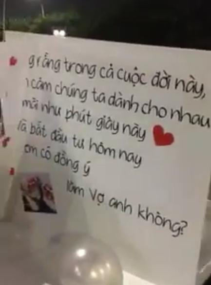 Ngoài tấm biển viết những dòng thổ lộ tình cảm đầy lãng mạn, chàng trai trong đoạn clip vừa qua còn xuất hiện cùng một chiếc xế hộp hạng sang, tặng cho bạn gái một chiếc nhẫn được dự đoán là có giá trị không hề nhỏ. Cô gái trẻ sau khoảnh khắc xúc động không nói thành lời đã gật đầu đồng ý. Và chính những món đồ giá trị, nhất là chiếc xe sang trọng của chàng trai đã là điểm để dân mạng soi vào, đưa ra nhiều lời nhận xét, đánh giá về cô người yêu. Một bộ phận dân mạng còn chỉ trích cô gái trẻ là người "hám của", nhận lời cầu hôn chỉ vì được nhận quá nhiều thứ giá trị.