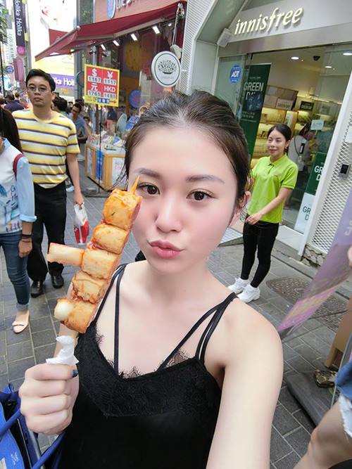 Dù Quỳnh Trang rất xinh đẹp, ngọt ngào và cũng khá có tiếng nhưng theo mô tả của Hoàng Hà cô không hề có phong cách sống đề cao sự "sang chảnh" như một số cô gái ngày nay. Từ ngày nhận lời yêu và bắt đầu hẹn hò với nhau, Hoàng Hà khi đó vẫn chưa hề có ô tô, sự nghiệp cũng không tốt bằng bây giờ nhưng Quỳnh Trang với tình cảm chân thành của mình cũng vẫn chấp nhận và hai người có được hơn 1 năm bên nhau đầy kỷ niệm và sự lãng mạn.