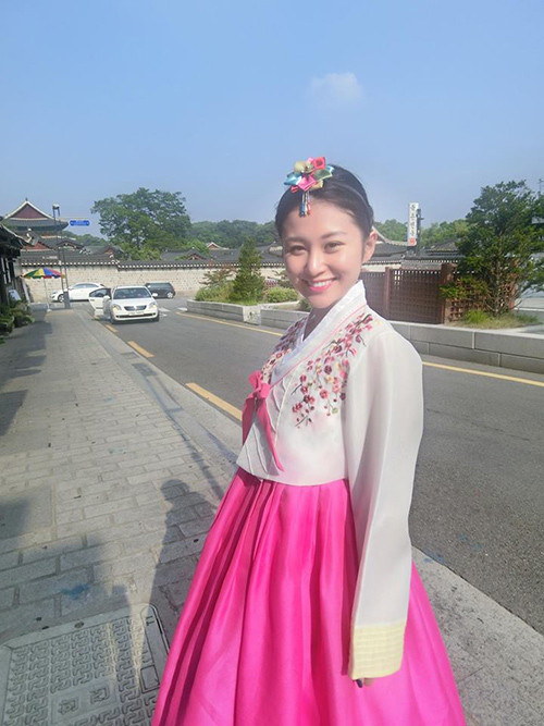 Hoàng Hà cho biết anh đã chủ ý chọn ngày sinh nhật của Quỳnh Trang để cầu hôn với cô. Lên kế hoạch cầu hôn trong khoảng 2 tuần, Hoàng Hà muốn bạn gái hot girl của mình thật bất ngờ và hạnh phúc nên anh đã sắp xếp màn cầu hôn diễn ra trên đường, khi hai người đang di chuyển. Riêng về lời nhận xét, Quỳnh Trang chấp nhận lời cầu hôn chỉ vì Hoàng Hà có ô tô và rất giàu có, chàng trai sinh năm 1988 có phản ứng khá mạnh và muốn phủ nhận ngay điều này.