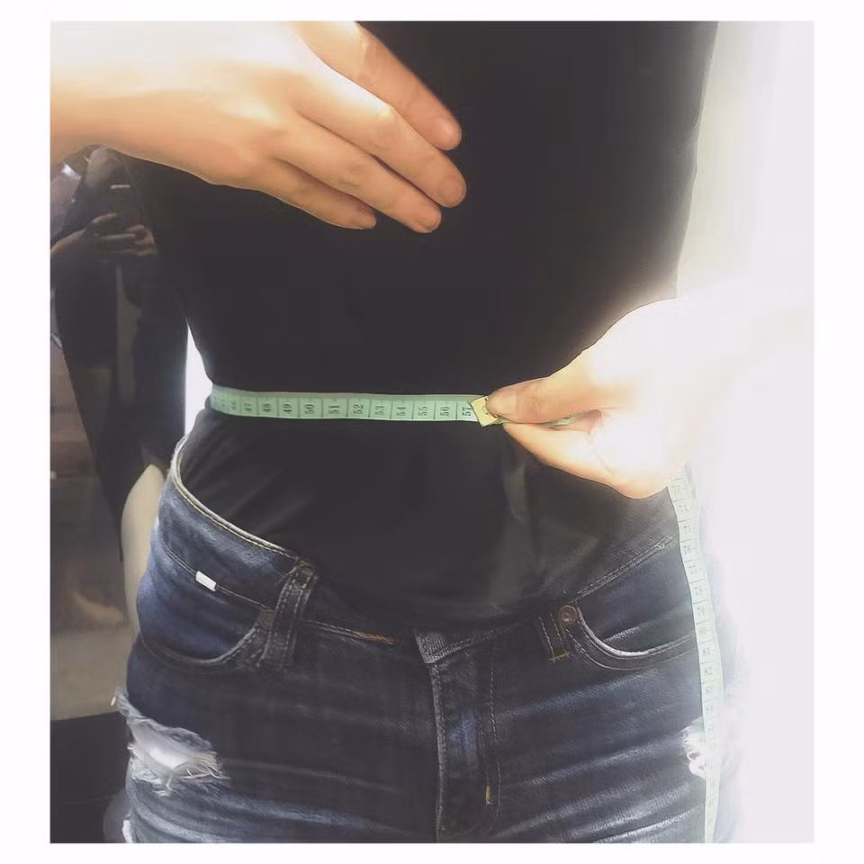 Khá nhiều người nghĩ rằng giảm cân là sẽ phải nhịn ăn, nhưng Bích Hạnh lại chia nhỏ bữa ăn và hạn chế tinh bột. Trong ngày cô ăn làm 6 bữa và có công thức ăn uống riêng .