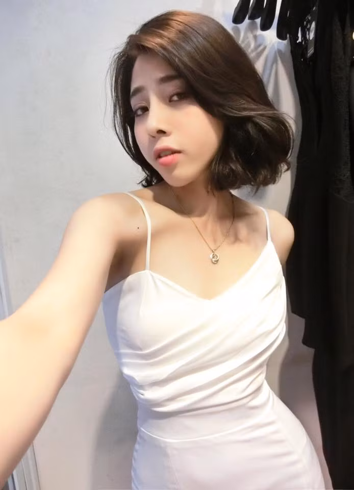 Bích Hạnh, 9X Hà thành nổi tiếng trong cộng đồng mạng nhờ số đo 3 vòng 88 - 57 - 95, nhìn vòng eo 57cm và thân hình săn chắc của cô, biết bao cô gái trẻ phải khao khát, thèm muốn. Tuy nhiên, ít ai biết trước đó Bích Hạnh đã từng đau khổ vì thừa cân.