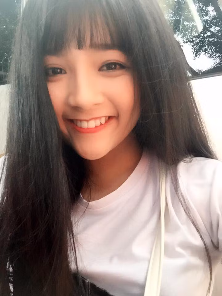 Hiện trang cá nhân của Tường Vy đã thu hút được khoảng gần 200 nghìn người theo dõi, mỗi bức ảnh cô nàng sinh viên 9X cập nhật đều nhận được lượng like khổng lồ từ phía người hâm mộ.