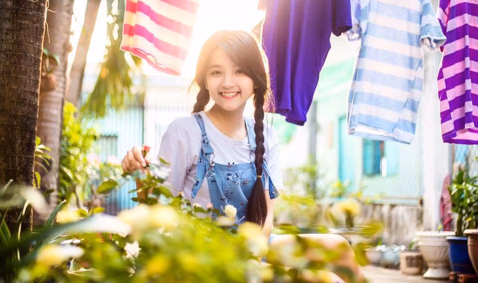 Những tưởng con gái Luật khô cứng và không phù hợp với nghệ thuật nhưng với Tường Vân điều đó lại ngược lại. Ngay từ cấp 3, cô bạn đã quen với công việc của một người mẫu ảnh. Thời gian gần đây, Tường Vân tiếp tục học diễn xuất để có thể tham gia nhiều hơn vào các bộ phim truyền hình.