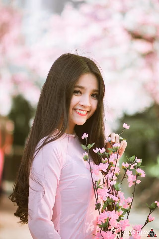 Luôn được coi như một hot girl trường Luật xinh đẹp, ngọt ngào, phong cách, vậy nên Tường Vân khá chú trọng vào khâu trang điểm và lựa chọn trang phục. Cô gái trẻ thường xuyên biến hóa đa dạng hợp mốt, cập nhật nhanh xu hướng mới nhất của giới trẻ. 