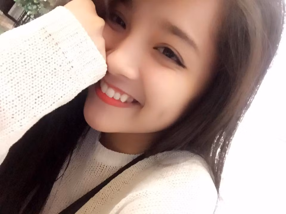 Tham gia khá nhiều các hoạt động nghệ thuật nhưng cô bạn nữ sinh trường Luật vẫn luôn đảm bảo việc học trên trường. Cô bạn đang là sinh viên của khoa chất lượng cao của trường Luật TP HCM. Một trong những khoa có điểm đầu vào cao ngất, hội tụ những sinh viên ưu tú nhất của trường.