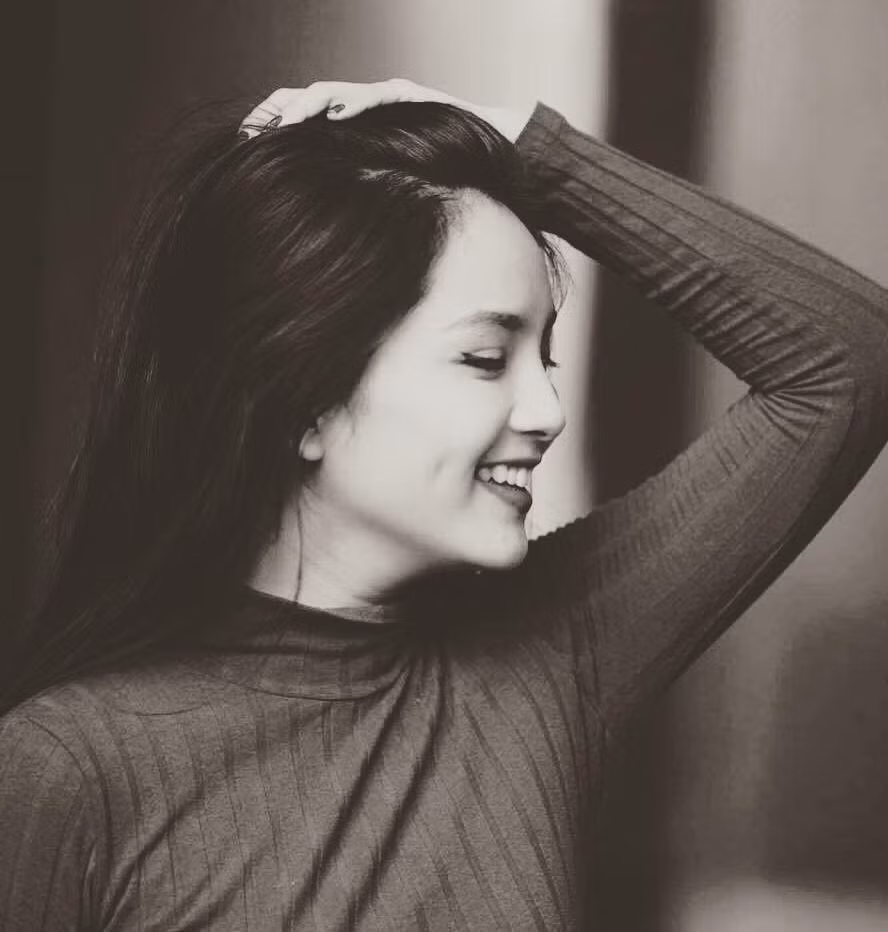 Là một cô gái thông minh, đa tài và luôn hết mình theo đuổi đam mê, Tường Vân khiến bao chàng trai khát khao mong muốn chinh phục.