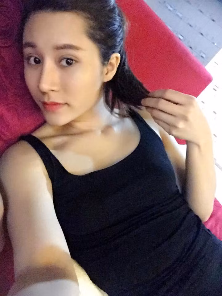 Cô gái vừa được nhắc đến chính là Mai Lệ Huyền, sinh năm 1991 hiện đang sinh sống và làm việc tại Hà Nội. Mới đây, Lệ Huyền được làm khách mời trong chương trình Cuộc sống thường ngày của đài VTV và cô đã đem câu chuyện, mong ước có được lại khuôn mặt tự nhiên trước đây dù đã 8 lần làm phẫu thuật thẩm mỹ và có được kết quả rất tốt. Câu chuyện của Lệ Huyền thực sự mang đến nhiều thông tin, kiến thức thực tế về làm đẹp, thẩm mỹ, khiến nhiều chị em đang có ý định dao kéo khuôn mặt được giải đáp nhiều băn khoăn, thắc mắc.