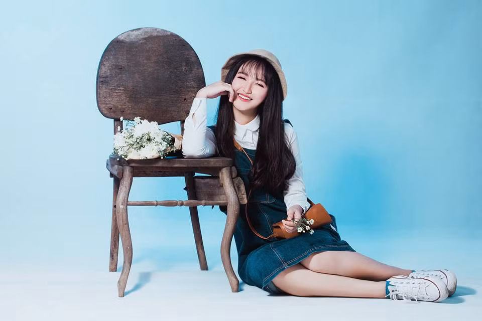 Thỉnh thoảng Xuân Mai mới được chụp những bộ ảnh với trang phục đúng với độ tuổi của mình. Điều này khiến cô nàng rất thích thú... và dĩ nhiên, tâm điểm trong những bức ảnh bắt mắt này vẫn là một nụ cười mà theo nhiều dân mạng nhận xét thì nó có thể làm thay đổi tâm trạng người đối diện, có thể khiến người từ buồn chuyển sang vui ngay lập tức.