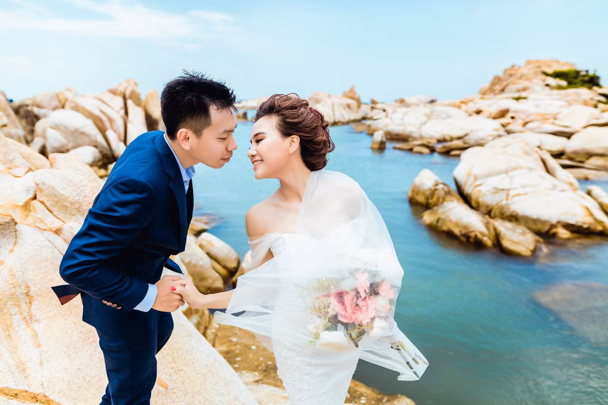 "Vì từng là bạn thân nên khi tiến tới tình yêu, bọn mình cảm thấy thoải mái, không ngại ngùng và đặc biệt tin tưởng nhau", cô dâu tâm sự. Ảnh trong bài: Lou Studio.