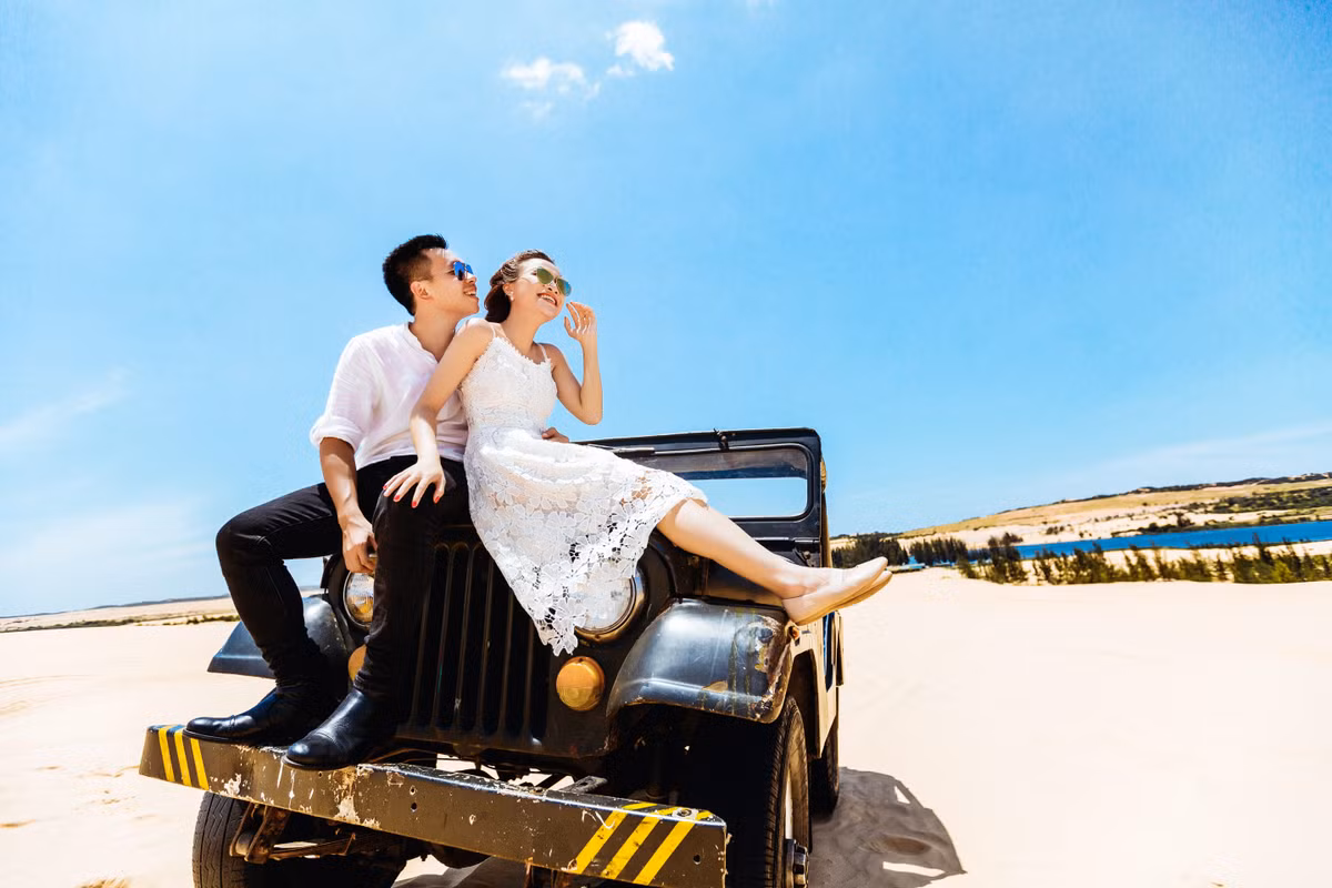 "Lúc đó, mình quá xúc động và đã bật khóc. Mình tin rằng không ai hiểu mình như anh Hiếu và cũng không ai hiểu anh Hiếu bằng mình", cô dâu hạnh phúc cho biết. Ảnh trong bài: Lou Studio.