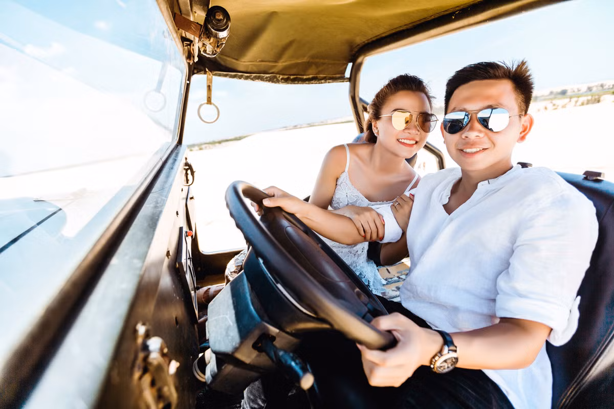 Bên bãi biển, Minh Hiếu đã quỳ gối vào thổ lộ với bạn gái: "Anh tin rằng chỉ cần có em ở bên thì chuyện gì anh cũng làm được". Ảnh trong bài: Lou Studio.