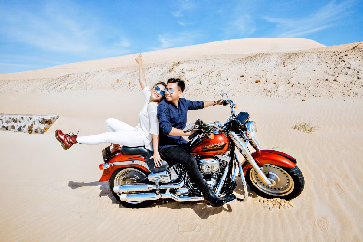 Tháng 6/2016, Hiếu nhờ sự giúp sức của nhóm bạn thân để lên kế hoạch cầu hôn Diệu Anh. Cả nhóm lên đường đi du lịch ở Quảng Bình với bất ngờ lớn dành cho nàng. Ảnh trong bài: Lou Studio.