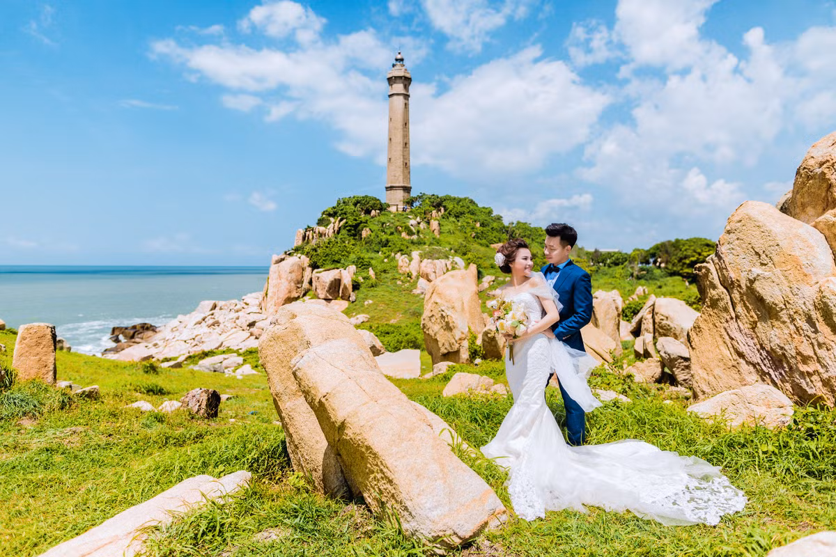 Minh Hiếu và Diệu Anh vốn là đôi bạn chí cốt, chơi với nhau rất thân từ những năm đầu học trung học cơ sở. "Lúc đó, bọn mình khá trẻ con nên đánh nhau, cãi nhau suốt. Tuy vậy, vì quá thân thiết nên hầu như hai đứa chưa giận nhau bao giờ", Diệu Anh chia sẻ. Ảnh trong bài: Lou Studio.