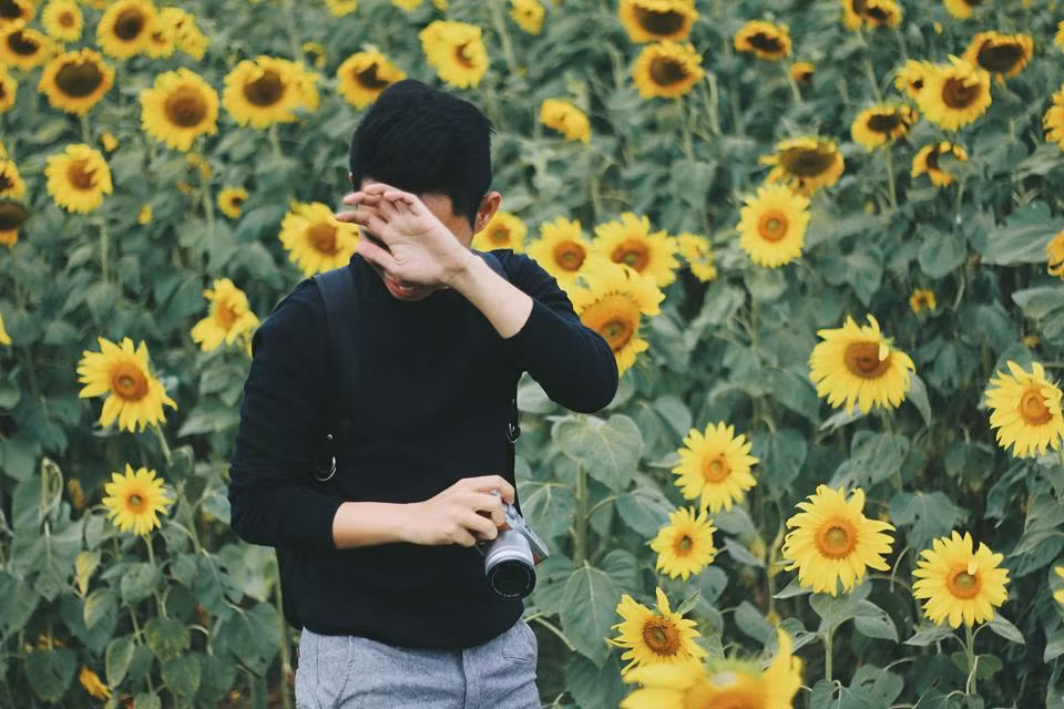 Tuy rất hợp và hiểu ý nhau nhưng Hào và Cơ vẫn khó tránh khỏi đôi lúc có một vài ý kiến bất đồng về việc lựa chọn địa điểm du lịch, nhưng cả hai luôn biết cách nhường nhịn và thống nhất lịch đi trước khi xách ba lô đi.