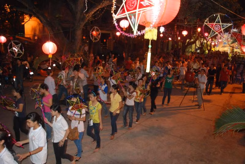 Ngày ấy, mỗi đứa trẻ đêm Trung thu sẽ được đi rước đèn, trên tay cầm một chiếc đèn ông sao, đi khắp phố phường. Tiếng rộn rã cười đùa, bước dân dồn dập, trung thu thật lung linh và huyên náo.