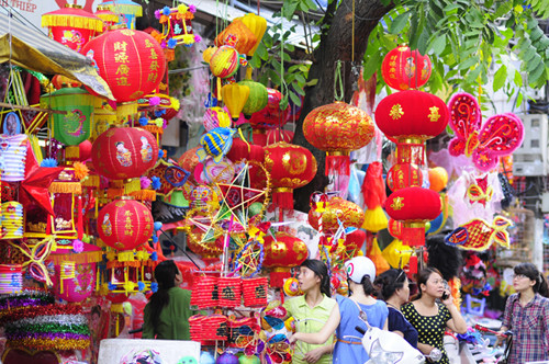 Cuộc sống hiện đại thay đổi dần những thói quen đón Trung thu. Ngày nay thay vì mất cả ngày ngồi làm đèn lồng, những đứa trẻ có thể dễ dàng tìm được hàng trăm loại đèn xanh đỏ, tím vàng khác nhau bày bán dọc những đường phố. Nhiều món đồ chơi Trung thu được trang trí bằng nhiều hình thù mới lạ và đẹp mắt.